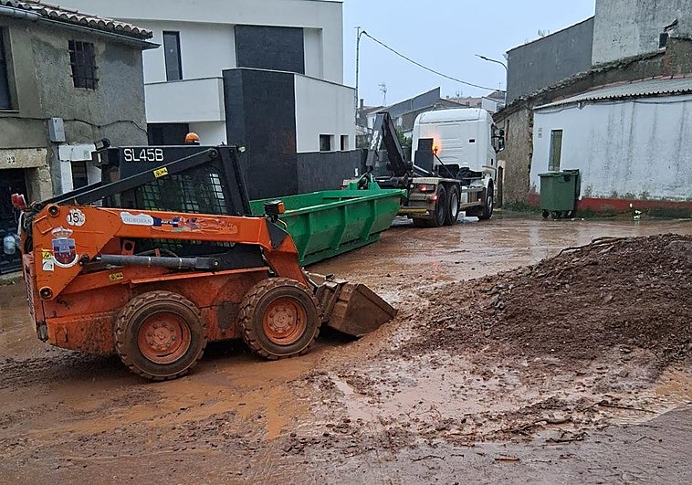 Un desprendimiento de tierra llena de barro y agua varias calles de Logrosán